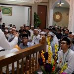 Ratusan jamaah Majelis Zawiyah Arraudah mendengarkan tausiyahnya Maulana Syekh Yusri Rusydi Jabr Al Hasani dalam acara pembacaan kitab amin al-I'lam bi anna attasawwuf min syariat al-islam karangan syekh Abdullah Siddiq al-Ghumari di Majelis Zawiyah Arraudah, Tebet, Jakarta Selatan, Sabtu (28/1/2017). Didalam pembacaan kitab amin al-I'lam bi anna attasawwuf min syariat al-islam Syekh Yusri menjelaskan ihwal sufi atau orang yang mendalami tasawwuf. AKTUAL/Munzir