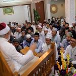 Ratusan jamaah Majelis Zawiyah Arraudah mendengarkan tausiyahnya Maulana Syekh Yusri Rusydi Jabr Al Hasani dalam acara pembacaan kitab amin al-I'lam bi anna attasawwuf min syariat al-islam karangan syekh Abdullah Siddiq al-Ghumari di Majelis Zawiyah Arraudah, Tebet, Jakarta Selatan, Sabtu (28/1/2017). Didalam pembacaan kitab amin al-I'lam bi anna attasawwuf min syariat al-islam Syekh Yusri menjelaskan ihwal sufi atau orang yang mendalami tasawwuf. AKTUAL/Munzir