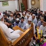 Ratusan jamaah Majelis Zawiyah Arraudah mendengarkan tausiyahnya Maulana Syekh Yusri Rusydi Jabr Al Hasani dalam acara pembacaan kitab amin al-I'lam bi anna attasawwuf min syariat al-islam karangan syekh Abdullah Siddiq al-Ghumari di Majelis Zawiyah Arraudah, Tebet, Jakarta Selatan, Sabtu (28/1/2017). Didalam pembacaan kitab amin al-I'lam bi anna attasawwuf min syariat al-islam Syekh Yusri menjelaskan ihwal sufi atau orang yang mendalami tasawwuf. AKTUAL/Munzir