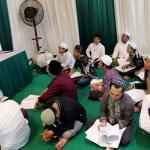 Ratusan jamaah Majelis Zawiyah Arraudah mendengarkan tausiyahnya Maulana Syekh Yusri Rusydi Jabr Al Hasani dalam acara pembacaan kitab amin al-I'lam bi anna attasawwuf min syariat al-islam karangan syekh Abdullah Siddiq al-Ghumari di Majelis Zawiyah Arraudah, Tebet, Jakarta Selatan, Sabtu (28/1/2017). Didalam pembacaan kitab amin al-I'lam bi anna attasawwuf min syariat al-islam Syekh Yusri menjelaskan ihwal sufi atau orang yang mendalami tasawwuf. AKTUAL/Munzir