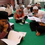 Ratusan jamaah Majelis Zawiyah Arraudah mendengarkan tausiyahnya Maulana Syekh Yusri Rusydi Jabr Al Hasani dalam acara pembacaan kitab amin al-I'lam bi anna attasawwuf min syariat al-islam karangan syekh Abdullah Siddiq al-Ghumari di Majelis Zawiyah Arraudah, Tebet, Jakarta Selatan, Sabtu (28/1/2017). Didalam pembacaan kitab amin al-I'lam bi anna attasawwuf min syariat al-islam Syekh Yusri menjelaskan ihwal sufi atau orang yang mendalami tasawwuf. AKTUAL/Munzir