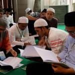 Ratusan jamaah Majelis Zawiyah Arraudah mendengarkan tausiyahnya Maulana Syekh Yusri Rusydi Jabr Al Hasani dalam acara pembacaan kitab amin al-I'lam bi anna attasawwuf min syariat al-islam karangan syekh Abdullah Siddiq al-Ghumari di Majelis Zawiyah Arraudah, Tebet, Jakarta Selatan, Sabtu (28/1/2017). Didalam pembacaan kitab amin al-I'lam bi anna attasawwuf min syariat al-islam Syekh Yusri menjelaskan ihwal sufi atau orang yang mendalami tasawwuf. AKTUAL/Munzir