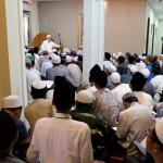 Ratusan jamaah Majelis Zawiyah Arraudah mendengarkan tausiyahnya Maulana Syekh Yusri Rusydi Jabr Al Hasani dalam acara pembacaan kitab amin al-I'lam bi anna attasawwuf min syariat al-islam karangan syekh Abdullah Siddiq al-Ghumari di Majelis Zawiyah Arraudah, Tebet, Jakarta Selatan, Sabtu (28/1/2017). Didalam pembacaan kitab amin al-I'lam bi anna attasawwuf min syariat al-islam Syekh Yusri menjelaskan ihwal sufi atau orang yang mendalami tasawwuf. AKTUAL/Munzir
