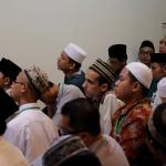 Ratusan jamaah Majelis Zawiyah Arraudah mendengarkan tausiyahnya Maulana Syekh Yusri Rusydi Jabr Al Hasani dalam acara pembacaan kitab amin al-I'lam bi anna attasawwuf min syariat al-islam karangan syekh Abdullah Siddiq al-Ghumari di Majelis Zawiyah Arraudah, Tebet, Jakarta Selatan, Sabtu (28/1/2017). Didalam pembacaan kitab amin al-I'lam bi anna attasawwuf min syariat al-islam Syekh Yusri menjelaskan ihwal sufi atau orang yang mendalami tasawwuf. AKTUAL/Munzir