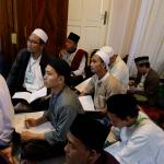 Ratusan jamaah Majelis Zawiyah Arraudah mendengarkan tausiyahnya Maulana Syekh Yusri Rusydi Jabr Al Hasani dalam acara pembacaan kitab amin al-I'lam bi anna attasawwuf min syariat al-islam karangan syekh Abdullah Siddiq al-Ghumari di Majelis Zawiyah Arraudah, Tebet, Jakarta Selatan, Sabtu (28/1/2017). Didalam pembacaan kitab amin al-I'lam bi anna attasawwuf min syariat al-islam Syekh Yusri menjelaskan ihwal sufi atau orang yang mendalami tasawwuf. AKTUAL/Munzir