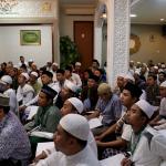 Ratusan jamaah Majelis Zawiyah Arraudah mendengarkan tausiyahnya Maulana Syekh Yusri Rusydi Jabr Al Hasani dalam acara pembacaan kitab amin al-I'lam bi anna attasawwuf min syariat al-islam karangan syekh Abdullah Siddiq al-Ghumari di Majelis Zawiyah Arraudah, Tebet, Jakarta Selatan, Sabtu (28/1/2017). Didalam pembacaan kitab amin al-I'lam bi anna attasawwuf min syariat al-islam Syekh Yusri menjelaskan ihwal sufi atau orang yang mendalami tasawwuf. AKTUAL/Munzir