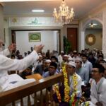 Ratusan jamaah Majelis Zawiyah Arraudah mendengarkan tausiyahnya Maulana Syekh Yusri Rusydi Jabr Al Hasani dalam acara pembacaan kitab amin al-I'lam bi anna attasawwuf min syariat al-islam karangan syekh Abdullah Siddiq al-Ghumari di Majelis Zawiyah Arraudah, Tebet, Jakarta Selatan, Sabtu (28/1/2017). Didalam pembacaan kitab amin al-I'lam bi anna attasawwuf min syariat al-islam Syekh Yusri menjelaskan ihwal sufi atau orang yang mendalami tasawwuf. AKTUAL/Munzir