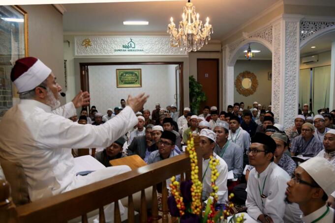 Ratusan jamaah Majelis Zawiyah Arraudah mendengarkan tausiyahnya Maulana Syekh Yusri Rusydi Jabr Al Hasani dalam acara pembacaan kitab amin al-I'lam bi anna attasawwuf min syariat al-islam karangan syekh Abdullah Siddiq al-Ghumari di Majelis Zawiyah Arraudah, Tebet, Jakarta Selatan, Sabtu (28/1/2017). Didalam pembacaan kitab amin al-I'lam bi anna attasawwuf min syariat al-islam Syekh Yusri menjelaskan ihwal sufi atau orang yang mendalami tasawwuf. AKTUAL/Munzir