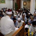 Ratusan jamaah Majelis Zawiyah Arraudah mendengarkan tausiyahnya Maulana Syekh Yusri Rusydi Jabr Al Hasani dalam acara pembacaan kitab amin al-I'lam bi anna attasawwuf min syariat al-islam karangan syekh Abdullah Siddiq al-Ghumari di Majelis Zawiyah Arraudah, Tebet, Jakarta Selatan, Sabtu (28/1/2017). Didalam pembacaan kitab amin al-I'lam bi anna attasawwuf min syariat al-islam Syekh Yusri menjelaskan ihwal sufi atau orang yang mendalami tasawwuf. AKTUAL/Munzir