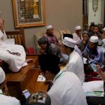Ratusan jamaah Majelis Zawiyah Arraudah mendengarkan tausiyahnya Maulana Syekh Yusri Rusydi Jabr Al Hasani dalam acara pembacaan kitab amin al-I'lam bi anna attasawwuf min syariat al-islam karangan syekh Abdullah Siddiq al-Ghumari di Majelis Zawiyah Arraudah, Tebet, Jakarta Selatan, Sabtu (28/1/2017). Didalam pembacaan kitab amin al-I'lam bi anna attasawwuf min syariat al-islam Syekh Yusri menjelaskan ihwal sufi atau orang yang mendalami tasawwuf. AKTUAL/Munzir