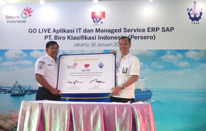 (Kanan ke Kiri) ), Direktur Digital & Strategic Portfolio Telkom Indra Utoyo bersama Direktur Utama Biro Klasifikasi Indonesia (BKI) Rudiyanto berfoto usai meluncurkan Go Live Pekerjaan Aplikasi IT dan Managed Service ERP-SAP untuk BKI di Jakarta.