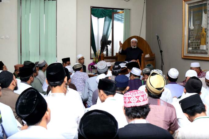 Maulana Syekh Yusri Rusydi Jabr Al Hasani saat memberikan tausiyahnya ke Majelis Zawiyah Arraudah, di Tebet, Jakarta Selatan, Sabtu (28/1/2017).Dihadapan ratusan jemaah, Syekh Yusri menjelaskan ihwal sufi atau orang yang mendalami tasawwuf. AKTUAL/Munzir