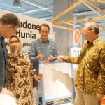 Ketua Pengurus Yayasan Dharma Bhakti Astra (YDBA), Henry C Wijaya ( kanan) dan Presiden Direktur PT Hero Supermarket, Stephane Deutsch ( kedua dari kanan) berbincang dengan General Manager IKEA Indonesia, Mark Magee disaksikan Sekretaris Jenderal Kementrian Perdagangan, Srie Agustina serta Presiden Komisaris Hero Supermarket, Ipung Kurnia seusai melakukan penandatangan kesepakatan kerjasama melalui memorandum of understanding di Alam Sutera, Serpong,Tangerang Selatan,Senin(30/1). Dalam kerjasama tersebut IKEA akan menyediakan tempat khusus bagi sejumlah UMKM Kerajinan Mitra YDBA yang akan memamerkan produknya sejak 1 Maret 2017-1 Januari 2018.Tahun ini YDBA akan menghadirkan 30 UMKM kerajinan yang berasal dari Jakarta, Palembang, Yogyakarta,Sidoarjo, Pontianak dan Mataram. AKTUAL/Eko S Hilman