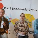 Ketua Pengurus Yayasan Dharma Bhakti Astra (YDBA), Henry C Wijaya ( kanan) dan Presiden Direktur PT Hero Supermarket, Stephane Deutsch ( kedua dari kanan) berbincang dengan General Manager IKEA Indonesia, Mark Magee disaksikan Sekretaris Jenderal Kementrian Perdagangan, Srie Agustina serta Presiden Komisaris Hero Supermarket, Ipung Kurnia seusai melakukan penandatangan kesepakatan kerjasama melalui memorandum of understanding di Alam Sutera, Serpong,Tangerang Selatan,Senin(30/1). Dalam kerjasama tersebut IKEA akan menyediakan tempat khusus bagi sejumlah UMKM Kerajinan Mitra YDBA yang akan memamerkan produknya sejak 1 Maret 2017-1 Januari 2018.Tahun ini YDBA akan menghadirkan 30 UMKM kerajinan yang berasal dari Jakarta, Palembang, Yogyakarta,Sidoarjo, Pontianak dan Mataram. AKTUAL/Eko S Hilman