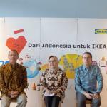 Ketua Pengurus Yayasan Dharma Bhakti Astra (YDBA), Henry C Wijaya ( kanan) dan Presiden Direktur PT Hero Supermarket, Stephane Deutsch ( kedua dari kanan) berbincang dengan General Manager IKEA Indonesia, Mark Magee disaksikan Sekretaris Jenderal Kementrian Perdagangan, Srie Agustina serta Presiden Komisaris Hero Supermarket, Ipung Kurnia seusai melakukan penandatangan kesepakatan kerjasama melalui memorandum of understanding di Alam Sutera, Serpong,Tangerang Selatan,Senin(30/1). Dalam kerjasama tersebut IKEA akan menyediakan tempat khusus bagi sejumlah UMKM Kerajinan Mitra YDBA yang akan memamerkan produknya sejak 1 Maret 2017-1 Januari 2018.Tahun ini YDBA akan menghadirkan 30 UMKM kerajinan yang berasal dari Jakarta, Palembang, Yogyakarta,Sidoarjo, Pontianak dan Mataram. AKTUAL/Eko S Hilman