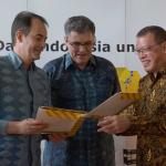 Ketua Pengurus Yayasan Dharma Bhakti Astra (YDBA), Henry C Wijaya ( kanan) dan Presiden Direktur PT Hero Supermarket, Stephane Deutsch ( kedua dari kanan) berbincang dengan General Manager IKEA Indonesia, Mark Magee disaksikan Sekretaris Jenderal Kementrian Perdagangan, Srie Agustina serta Presiden Komisaris Hero Supermarket, Ipung Kurnia seusai melakukan penandatangan kesepakatan kerjasama melalui memorandum of understanding di Alam Sutera, Serpong,Tangerang Selatan,Senin(30/1). Dalam kerjasama tersebut IKEA akan menyediakan tempat khusus bagi sejumlah UMKM Kerajinan Mitra YDBA yang akan memamerkan produknya sejak 1 Maret 2017-1 Januari 2018.Tahun ini YDBA akan menghadirkan 30 UMKM kerajinan yang berasal dari Jakarta, Palembang, Yogyakarta,Sidoarjo, Pontianak dan Mataram. AKTUAL/Eko S Hilman