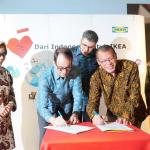 Ketua Pengurus Yayasan Dharma Bhakti Astra (YDBA), Henry C Wijaya ( kanan) dan Presiden Direktur PT Hero Supermarket, Stephane Deutsch ( kedua dari kanan) berbincang dengan General Manager IKEA Indonesia, Mark Magee disaksikan Sekretaris Jenderal Kementrian Perdagangan, Srie Agustina serta Presiden Komisaris Hero Supermarket, Ipung Kurnia seusai melakukan penandatangan kesepakatan kerjasama melalui memorandum of understanding di Alam Sutera, Serpong,Tangerang Selatan,Senin(30/1). Dalam kerjasama tersebut IKEA akan menyediakan tempat khusus bagi sejumlah UMKM Kerajinan Mitra YDBA yang akan memamerkan produknya sejak 1 Maret 2017-1 Januari 2018.Tahun ini YDBA akan menghadirkan 30 UMKM kerajinan yang berasal dari Jakarta, Palembang, Yogyakarta,Sidoarjo, Pontianak dan Mataram. AKTUAL/Eko S Hilman