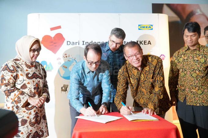 Ketua Pengurus Yayasan Dharma Bhakti Astra (YDBA), Henry C Wijaya ( kanan) dan Presiden Direktur PT Hero Supermarket, Stephane Deutsch ( kedua dari kanan) berbincang dengan General Manager IKEA Indonesia, Mark Magee disaksikan Sekretaris Jenderal Kementrian Perdagangan, Srie Agustina serta Presiden Komisaris Hero Supermarket, Ipung Kurnia seusai melakukan penandatangan kesepakatan kerjasama melalui memorandum of understanding di Alam Sutera, Serpong,Tangerang Selatan,Senin(30/1). Dalam kerjasama tersebut IKEA akan menyediakan tempat khusus bagi sejumlah UMKM Kerajinan Mitra YDBA yang akan memamerkan produknya sejak 1 Maret 2017-1 Januari 2018.Tahun ini YDBA akan menghadirkan 30 UMKM kerajinan yang berasal dari Jakarta, Palembang, Yogyakarta,Sidoarjo, Pontianak dan Mataram. AKTUAL/Eko S Hilman