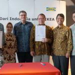 Ketua Pengurus Yayasan Dharma Bhakti Astra (YDBA), Henry C Wijaya ( kanan) dan Presiden Direktur PT Hero Supermarket, Stephane Deutsch ( kedua dari kanan) berbincang dengan General Manager IKEA Indonesia, Mark Magee disaksikan Sekretaris Jenderal Kementrian Perdagangan, Srie Agustina serta Presiden Komisaris Hero Supermarket, Ipung Kurnia seusai melakukan penandatangan kesepakatan kerjasama melalui memorandum of understanding di Alam Sutera, Serpong,Tangerang Selatan,Senin(30/1). Dalam kerjasama tersebut IKEA akan menyediakan tempat khusus bagi sejumlah UMKM Kerajinan Mitra YDBA yang akan memamerkan produknya sejak 1 Maret 2017-1 Januari 2018.Tahun ini YDBA akan menghadirkan 30 UMKM kerajinan yang berasal dari Jakarta, Palembang, Yogyakarta,Sidoarjo, Pontianak dan Mataram. AKTUAL/Eko S Hilman