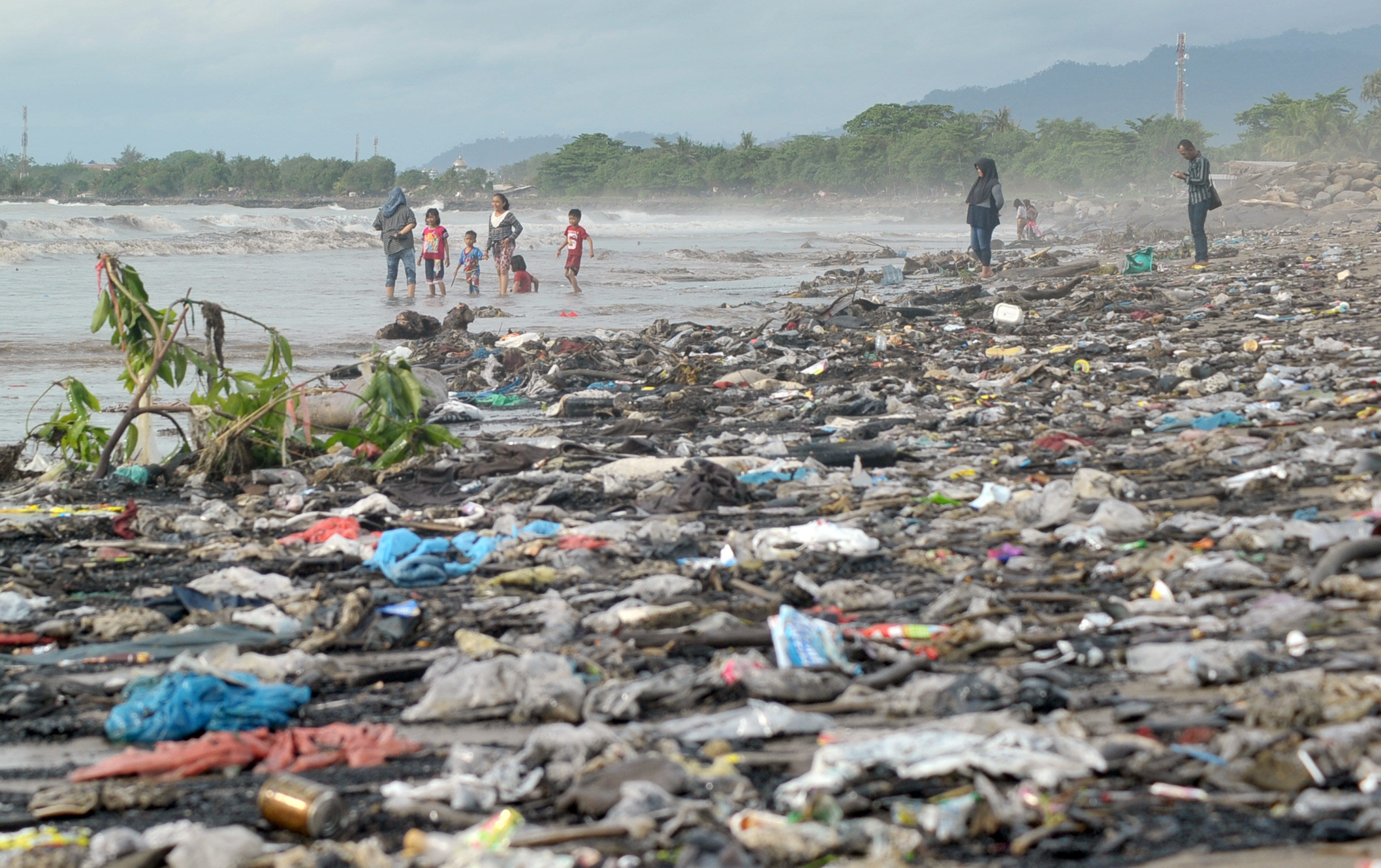 Pengunjung Bermain Di Antara Sampah Yang Memenuhi Kawasan