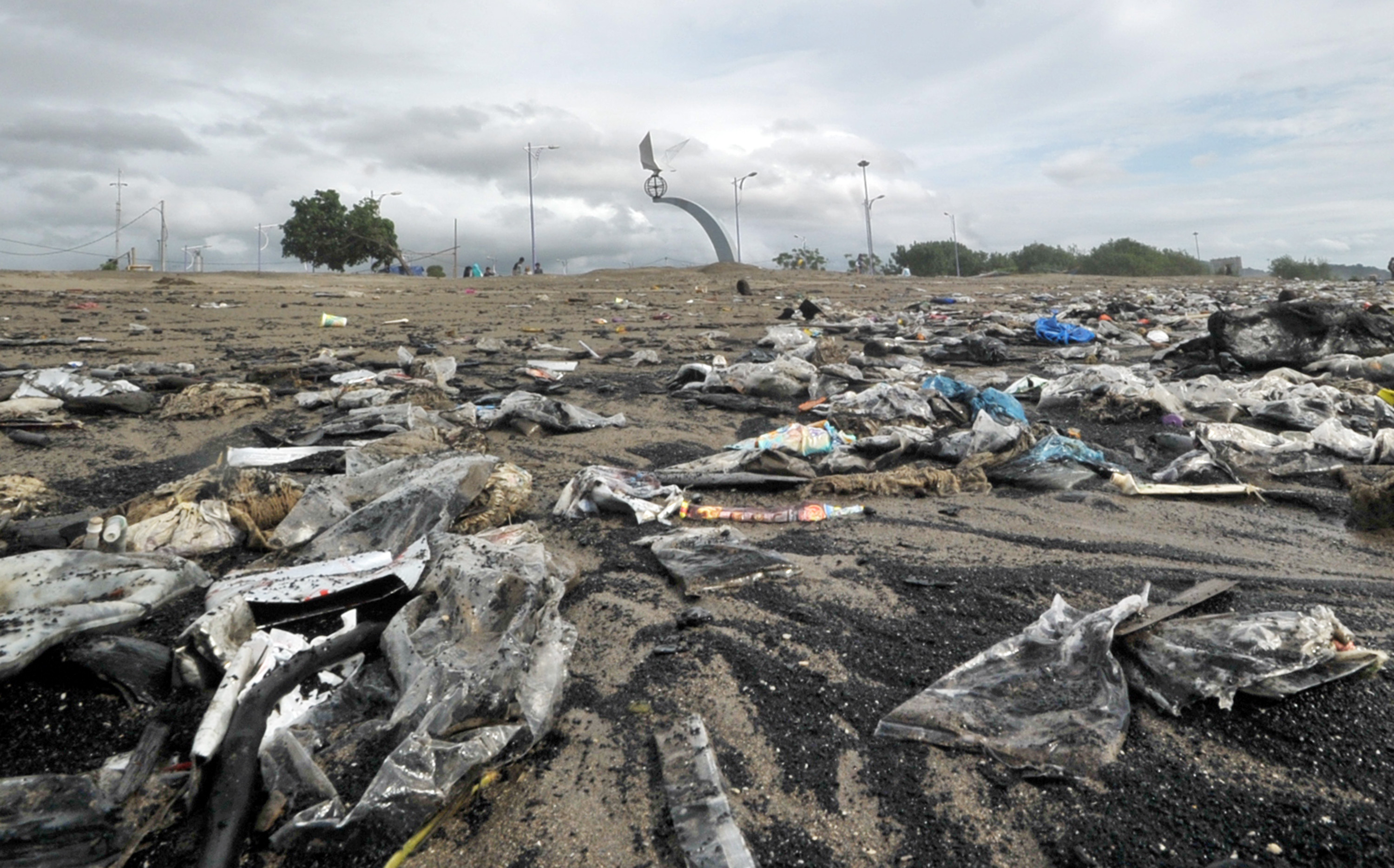 Sampah Terlihat Memenuhi Kawasan Objek Wisata Pantai Muaro