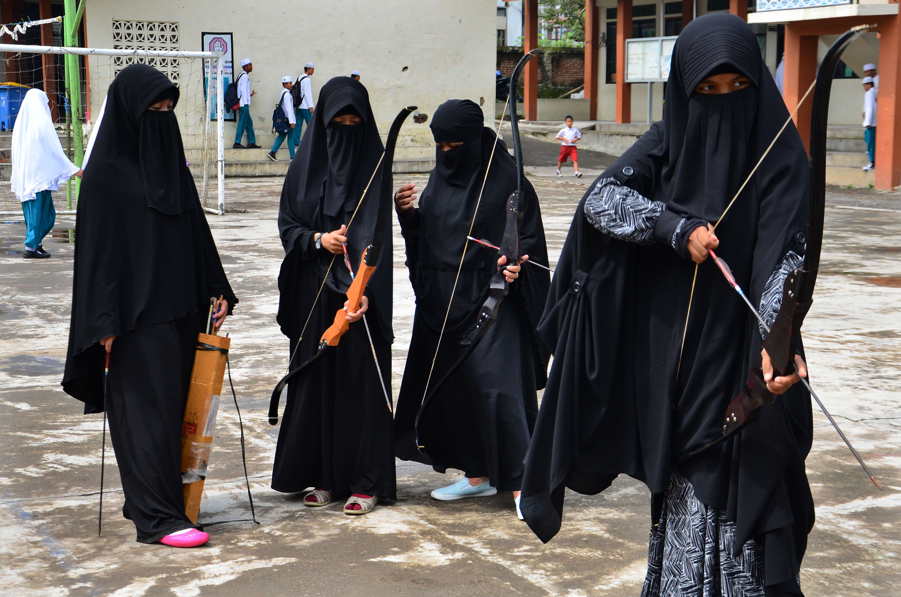 Santriwati Bercadar Bersiap Membidik Tar Busur Panah Saat