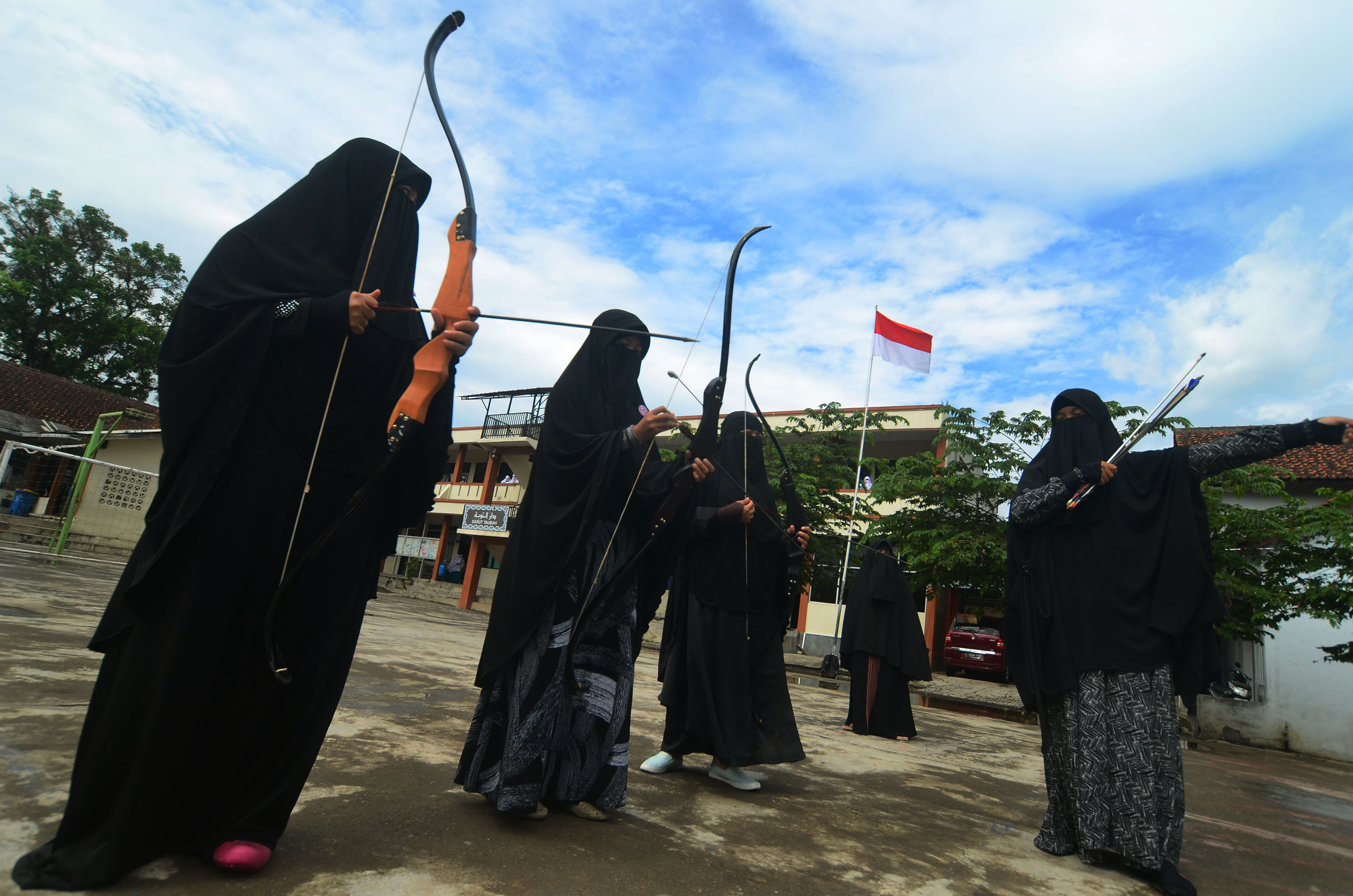 Santriwati Bercadar Bersiap Membidik Tar Busur Panah Saat