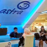 Tim Garda Center siap menyambut calon pelanggan di Gerai Garda Center Mal Boemi Kedaton, Bandar Lampung, Senin (30/1). Gerai ke 21 Garda Center ini untuk pelanggan yang berdomisili di wilayah Lampung untuk dapat menikmati berbagai layanan Asuransi Astra. Pelanggan dapat melakukan klaim di akhir pekan sambil menghabiskan waktu bersama teman atau keluarga. Saat ini gerai Garda Center lainnya berada di kota Jakarta, Batam, Depok, Bekasi, Bogor, Kediri, Medan, Solo, Surabaya, Pekanbaru, Yogyakarta, Tangerang, Karawang, dan akan terus berkembang ke kota-kota lainnya. AKTUAL/Eko S Hilman