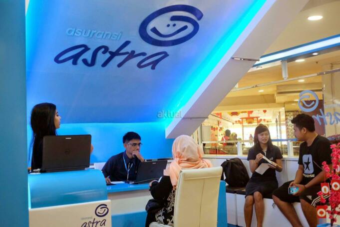 Tim Garda Center siap menyambut calon pelanggan di Gerai Garda Center Mal Boemi Kedaton, Bandar Lampung, Senin (30/1). Gerai ke 21 Garda Center ini untuk pelanggan yang berdomisili di wilayah Lampung untuk dapat menikmati berbagai layanan Asuransi Astra. Pelanggan dapat melakukan klaim di akhir pekan sambil menghabiskan waktu bersama teman atau keluarga. Saat ini gerai Garda Center lainnya berada di kota Jakarta, Batam, Depok, Bekasi, Bogor, Kediri, Medan, Solo, Surabaya, Pekanbaru, Yogyakarta, Tangerang, Karawang, dan akan terus berkembang ke kota-kota lainnya. AKTUAL/Eko S Hilman