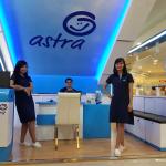 Tim Garda Center siap menyambut calon pelanggan di Gerai Garda Center Mal Boemi Kedaton, Bandar Lampung, Senin (30/1). Gerai ke 21 Garda Center ini untuk pelanggan yang berdomisili di wilayah Lampung untuk dapat menikmati berbagai layanan Asuransi Astra. Pelanggan dapat melakukan klaim di akhir pekan sambil menghabiskan waktu bersama teman atau keluarga. Saat ini gerai Garda Center lainnya berada di kota Jakarta, Batam, Depok, Bekasi, Bogor, Kediri, Medan, Solo, Surabaya, Pekanbaru, Yogyakarta, Tangerang, Karawang, dan akan terus berkembang ke kota-kota lainnya. AKTUAL/Eko S Hilman