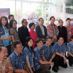 Presdir BCA Jahja Setiaatmadja (kiri) bersama Wakil Presdir Armand W.Hartono (kanan) dan Ketua Ikatan Arsitektur Indonesia Ahmad Djuhara (tengah), melihat karya pemenang Sayembara Desain Arsitektur Tampak Depan Fasad Bangunan BCA, di Kantor Pusat Menara BCA, Jakarta, Senin (30/1) Dari 10 karya terbaik ini, akan dipilih 5 karya terbaik yang selanjutnya menyiapkan materi animasi 3D yang nantinya akan dipresentasikan pada penjurian tahap 2 dengan durasi animasi maksimal 3 (tiga) menit.Melalui “Sayembara Desain Arsitektur Tampak Depan Fasad Bangunan BCA” ini, BCA memberikan kesempatan kepada masyarakat untuk berpartisipasi menawarkan Konsep Perancangan tampak muka fasade bangunan yang akan digunakan untuk KCU dan KCP BCA di seluruh Indonesia. Kriteria yang menjadi penilaian adalah berwawasan lingkungan (green design), modern dan berteknologi tinggi (modern and high tech), mudah direalisasikan (constructability), dan pemeliharaan relatif praktis (low maintanance). AKTUAL/Eko S Hilman