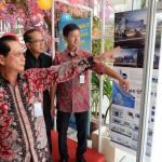 Presdir BCA Jahja Setiaatmadja (kiri) bersama Wakil Presdir Armand W.Hartono (kanan) dan Ketua Ikatan Arsitektur Indonesia Ahmad Djuhara (tengah), melihat karya pemenang Sayembara Desain Arsitektur Tampak Depan Fasad Bangunan BCA, di Kantor Pusat Menara BCA, Jakarta, Senin (30/1) Dari 10 karya terbaik ini, akan dipilih 5 karya terbaik yang selanjutnya menyiapkan materi animasi 3D yang nantinya akan dipresentasikan pada penjurian tahap 2 dengan durasi animasi maksimal 3 (tiga) menit.Melalui “Sayembara Desain Arsitektur Tampak Depan Fasad Bangunan BCA” ini, BCA memberikan kesempatan kepada masyarakat untuk berpartisipasi menawarkan Konsep Perancangan tampak muka fasade bangunan yang akan digunakan untuk KCU dan KCP BCA di seluruh Indonesia. Kriteria yang menjadi penilaian adalah berwawasan lingkungan (green design), modern dan berteknologi tinggi (modern and high tech), mudah direalisasikan (constructability), dan pemeliharaan relatif praktis (low maintanance). AKTUAL/Eko S Hilman