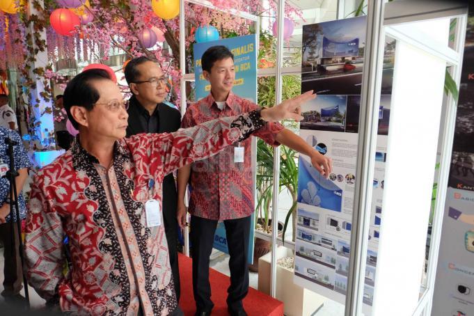 Presdir BCA Jahja Setiaatmadja (kiri) bersama Wakil Presdir Armand W.Hartono (kanan) dan Ketua Ikatan Arsitektur Indonesia Ahmad Djuhara (tengah), melihat karya pemenang Sayembara Desain Arsitektur Tampak Depan Fasad Bangunan BCA, di Kantor Pusat Menara BCA, Jakarta, Senin (30/1) Dari 10 karya terbaik ini, akan dipilih 5 karya terbaik yang selanjutnya menyiapkan materi animasi 3D yang nantinya akan dipresentasikan pada penjurian tahap 2 dengan durasi animasi maksimal 3 (tiga) menit.Melalui “Sayembara Desain Arsitektur Tampak Depan Fasad Bangunan BCA” ini, BCA memberikan kesempatan kepada masyarakat untuk berpartisipasi menawarkan Konsep Perancangan tampak muka fasade bangunan yang akan digunakan untuk KCU dan KCP BCA di seluruh Indonesia. Kriteria yang menjadi penilaian adalah berwawasan lingkungan (green design), modern dan berteknologi tinggi (modern and high tech), mudah direalisasikan (constructability), dan pemeliharaan relatif praktis (low maintanance). AKTUAL/Eko S Hilman
