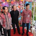 Presdir BCA Jahja Setiaatmadja (kiri) bersama Wakil Presdir Armand W.Hartono (kanan) dan Ketua Ikatan Arsitektur Indonesia Ahmad Djuhara (tengah), melihat karya pemenang Sayembara Desain Arsitektur Tampak Depan Fasad Bangunan BCA, di Kantor Pusat Menara BCA, Jakarta, Senin (30/1) Dari 10 karya terbaik ini, akan dipilih 5 karya terbaik yang selanjutnya menyiapkan materi animasi 3D yang nantinya akan dipresentasikan pada penjurian tahap 2 dengan durasi animasi maksimal 3 (tiga) menit.Melalui “Sayembara Desain Arsitektur Tampak Depan Fasad Bangunan BCA” ini, BCA memberikan kesempatan kepada masyarakat untuk berpartisipasi menawarkan Konsep Perancangan tampak muka fasade bangunan yang akan digunakan untuk KCU dan KCP BCA di seluruh Indonesia. Kriteria yang menjadi penilaian adalah berwawasan lingkungan (green design), modern dan berteknologi tinggi (modern and high tech), mudah direalisasikan (constructability), dan pemeliharaan relatif praktis (low maintanance). AKTUAL/Eko S Hilman