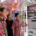 Presdir BCA Jahja Setiaatmadja (kiri) bersama Wakil Presdir Armand W.Hartono (kanan) dan Ketua Ikatan Arsitektur Indonesia Ahmad Djuhara (tengah), melihat karya pemenang Sayembara Desain Arsitektur Tampak Depan Fasad Bangunan BCA, di Kantor Pusat Menara BCA, Jakarta, Senin, 30/1/2017). AKTUAL/Eko S Hilman