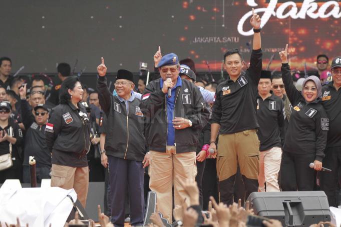 Ketua Umum Partai Demokrat Susilo Bambang Yudhoyono bersama pasangan calon Gubernur dan Wakil Gubernur DKI Jakarta no urut satu, Agus Harimurti Yudhoyono - Sylviana Murni saat menghadiri kampanye akbar Satukan Jakarta di Lapangan Soemantri Brodjonegoro, Jakarta, Sabtu (11/2). Kampanye akbar ini bertujuan untuk menyatukan tekad, hati, pikiran dan perjuangan untuk Pilgub DKI pada 15 Februari 2017. AKTUAL/Tino Oktaviano