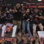 Pasangan calon Gubernur dan Wakil Gubernur DKI Jakarta no urut satu, Agus Harimurti Yudhoyono - Sylviana Murni saat menghadiri kampanye akbar Satukan Jakarta di Lapangan Soemantri Brodjonegoro, Jakarta, Sabtu (11/2). Kampanye akbar ini bertujuan untuk menyatukan tekad, hati, pikiran dan perjuangan untuk Pilgub DKI pada 15 Februari 2017. AKTUAL/Tino Oktaviano
