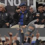 Ketua Umum Partai Demokrat Susilo Bambang Yudhoyono bersama pasangan calon Gubernur dan Wakil Gubernur DKI Jakarta no urut satu, Agus Harimurti Yudhoyono - Sylviana Murni saat menghadiri kampanye akbar Satukan Jakarta di Lapangan Soemantri Brodjonegoro, Jakarta, Sabtu (11/2). Kampanye akbar ini bertujuan untuk menyatukan tekad, hati, pikiran dan perjuangan untuk Pilgub DKI pada 15 Februari 2017. AKTUAL/Tino Oktaviano