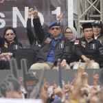 Ketua Umum Partai Demokrat Susilo Bambang Yudhoyono bersama pasangan calon Gubernur dan Wakil Gubernur DKI Jakarta no urut satu, Agus Harimurti Yudhoyono - Sylviana Murni saat menghadiri kampanye akbar Satukan Jakarta di Lapangan Soemantri Brodjonegoro, Jakarta, Sabtu (11/2). Kampanye akbar ini bertujuan untuk menyatukan tekad, hati, pikiran dan perjuangan untuk Pilgub DKI pada 15 Februari 2017. AKTUAL/Tino Oktaviano