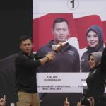 Pasangan calon Gubernur dan Wakil Gubernur DKI Jakarta no urut satu, Agus Harimurti Yudhoyono - Sylviana Murni saat menghadiri kampanye akbar Satukan Jakarta di Lapangan Soemantri Brodjonegoro, Jakarta, Sabtu (11/2). Kampanye akbar ini bertujuan untuk menyatukan tekad, hati, pikiran dan perjuangan untuk Pilgub DKI pada 15 Februari 2017. AKTUAL/Tino Oktaviano