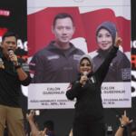 Pasangan calon Gubernur dan Wakil Gubernur DKI Jakarta no urut satu, Agus Harimurti Yudhoyono - Sylviana Murni saat menghadiri kampanye akbar Satukan Jakarta di Lapangan Soemantri Brodjonegoro, Jakarta, Sabtu (11/2). Kampanye akbar ini bertujuan untuk menyatukan tekad, hati, pikiran dan perjuangan untuk Pilgub DKI pada 15 Februari 2017. AKTUAL/Tino Oktaviano