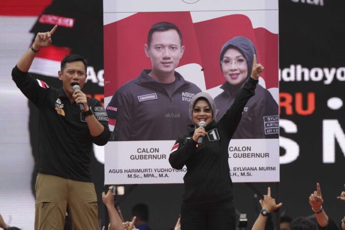 Pasangan calon Gubernur dan Wakil Gubernur DKI Jakarta no urut satu, Agus Harimurti Yudhoyono - Sylviana Murni saat menghadiri kampanye akbar Satukan Jakarta di Lapangan Soemantri Brodjonegoro, Jakarta, Sabtu (11/2). Kampanye akbar ini bertujuan untuk menyatukan tekad, hati, pikiran dan perjuangan untuk Pilgub DKI pada 15 Februari 2017. AKTUAL/Tino Oktaviano