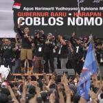 Ketua Umum Partai Demokrat Susilo Bambang Yudhoyono bersama pasangan calon Gubernur dan Wakil Gubernur DKI Jakarta no urut satu, Agus Harimurti Yudhoyono - Sylviana Murni saat menghadiri kampanye akbar Satukan Jakarta di Lapangan Soemantri Brodjonegoro, Jakarta, Sabtu (11/2). Kampanye akbar ini bertujuan untuk menyatukan tekad, hati, pikiran dan perjuangan untuk Pilgub DKI pada 15 Februari 2017. AKTUAL/Tino Oktaviano