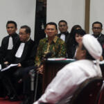 Ketua Umum FPI Habib Muhammad Rizieq Shihab menjadi saksi di persidangan ke-12 kasus dugaan penistaan agama dengan terdakwa Gubernur DKI Jakarta, Basuki T Purnama (Ahok) yang digelar oleh Pengadilan Negeri Jakarta Utara di Auditorum Kementerian Pertanian, Jakarta, Selasa (28/2/17). Pada sidang ke-12 kali ini Jaksa Penuntut Umum (JPU) menghadirkan dua saksi ahli yaitu Ketua Umum FPI, Habib Riziek Shihab dan Ahli pidana dari MUI, Abdul Chair Ramadhan. Sindonews.com-POOL/Isra Triansyah