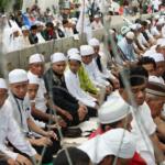Ratusan massa yang tergabung dalam GNPF MUI melakukan shalat Zuhur berjamaah di depan Gedung Kementan, Jakarta, Senin (13/2/2017). Dalam sidang ke-10 kasus penitasan agama tersebut Jaksa Penuntut Umum rencananya menghadirkan 4 saksi ahli. AKTUAL/Munzir