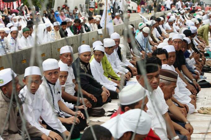 Ratusan massa yang tergabung dalam GNPF MUI melakukan shalat Zuhur berjamaah di depan Gedung Kementan, Jakarta, Senin (13/2/2017). Dalam sidang ke-10 kasus penitasan agama tersebut Jaksa Penuntut Umum rencananya menghadirkan 4 saksi ahli. AKTUAL/Munzir