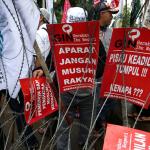 Ratusan massa yang tergabung dalam GNPF MUI melakukan shalat Zuhur berjamaah di depan Gedung Kementan, Jakarta, Senin (13/2/2017). Dalam sidang ke-10 kasus penitasan agama tersebut Jaksa Penuntut Umum rencananya menghadirkan 4 saksi ahli. AKTUAL/Munzir