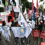 Ratusan massa yang tergabung dalam GNPF MUI melakukan shalat Zuhur berjamaah di depan Gedung Kementan, Jakarta, Senin (13/2/2017). Dalam sidang ke-10 kasus penitasan agama tersebut Jaksa Penuntut Umum rencananya menghadirkan 4 saksi ahli. AKTUAL/Munzir