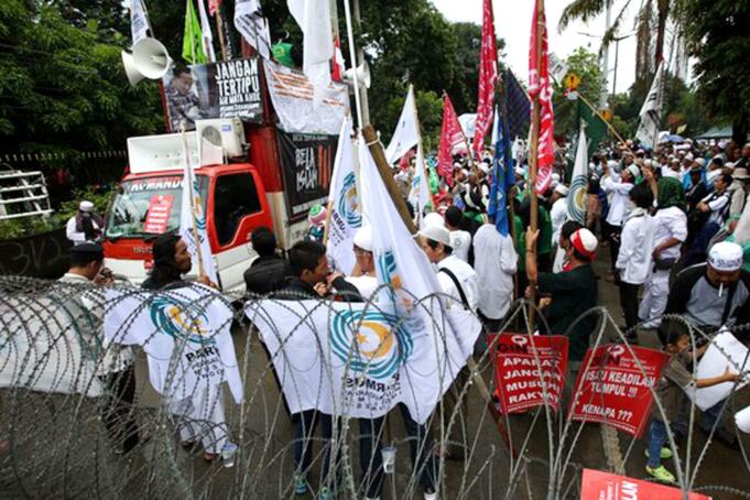 Ratusan massa yang tergabung dalam GNPF MUI melakukan shalat Zuhur berjamaah di depan Gedung Kementan, Jakarta, Senin (13/2/2017). Dalam sidang ke-10 kasus penitasan agama tersebut Jaksa Penuntut Umum rencananya menghadirkan 4 saksi ahli. AKTUAL/Munzir