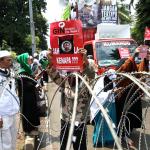Ratusan massa yang tergabung dalam GNPF MUI melakukan shalat Zuhur berjamaah di depan Gedung Kementan, Jakarta, Senin (13/2/2017). Dalam sidang ke-10 kasus penitasan agama tersebut Jaksa Penuntut Umum rencananya menghadirkan 4 saksi ahli. AKTUAL/Munzir